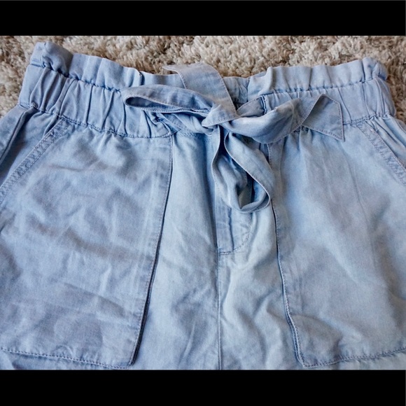Romeo + Juliet Couture Ruffle Waist Chambray Short - Picture 4 of 8